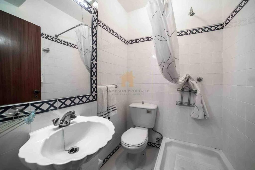 Spacious Two Bedroom Apt, 200M From The Beach Carvoeiro  Luaran gambar