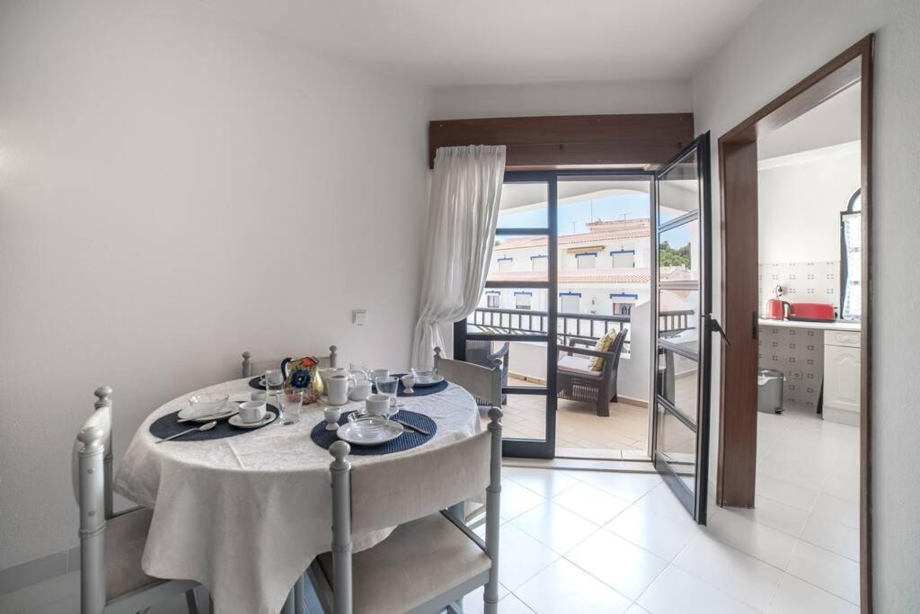 Spacious Two Bedroom Apt, 200M From The Beach Carvoeiro  Luaran gambar